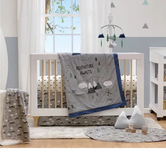 This 4-piece crib bedding set with a mountains print - Picture 1 of 2